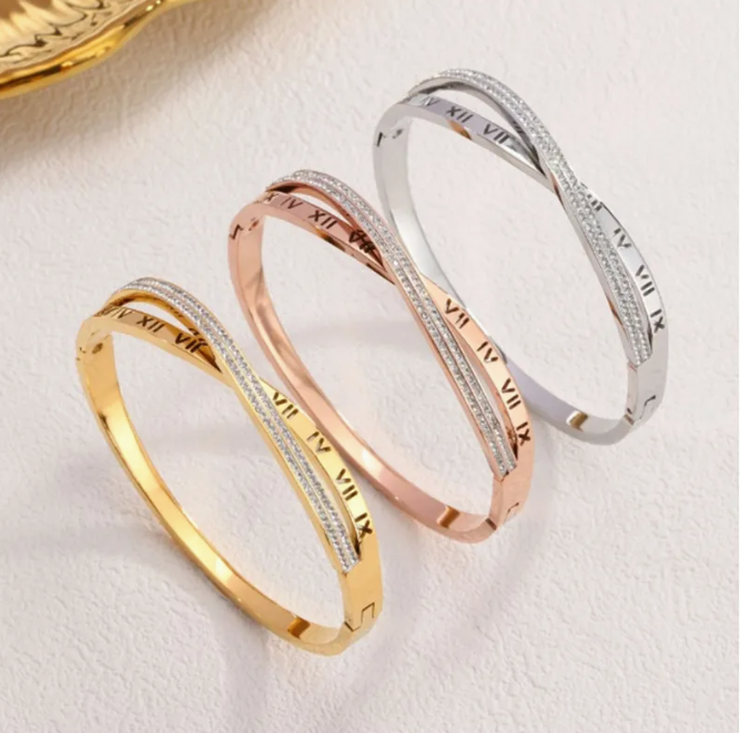 Noble Curve Bangle