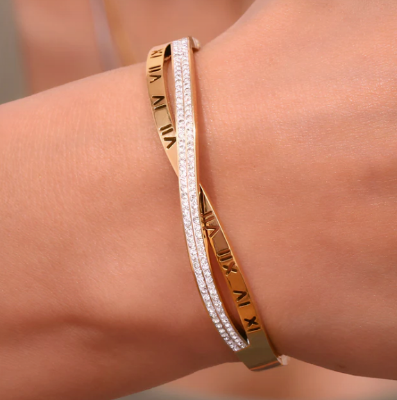 Noble Curve Bangle