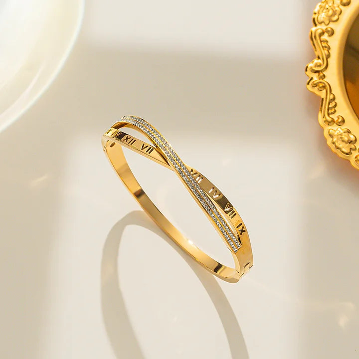 Noble Curve Bangle