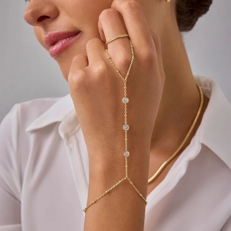 Véra Asym Hand Chain